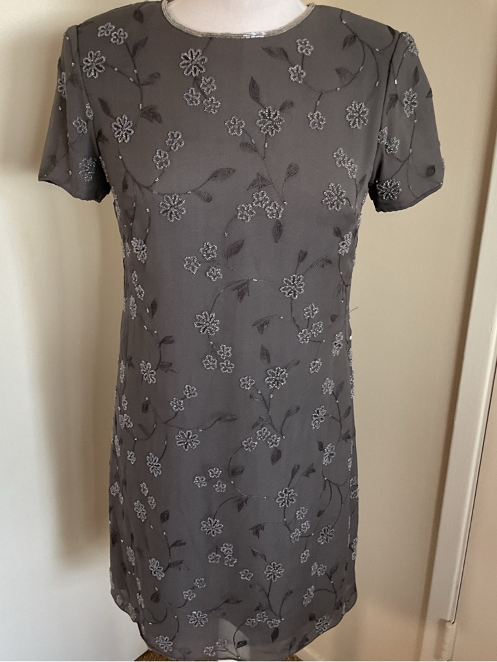 Talbots Petite 6 Gray 100% Silk Mini Dress Floral Embroidered Short Sleeve - Picture 2 of 6